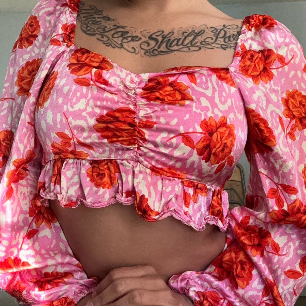 Cute and flirty cropped top.